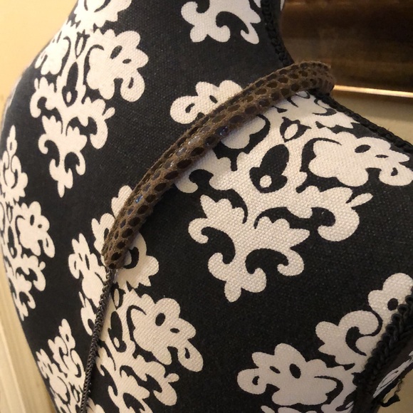 Sorial NY Small Embossed snakeskin print padded shoulder chain crossbody bag - Picture 4 of 12